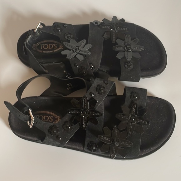 Tod's Black Sandalo Gomma Patent Leather Upper Floral Detail Sandals - Picture 4 of 7
